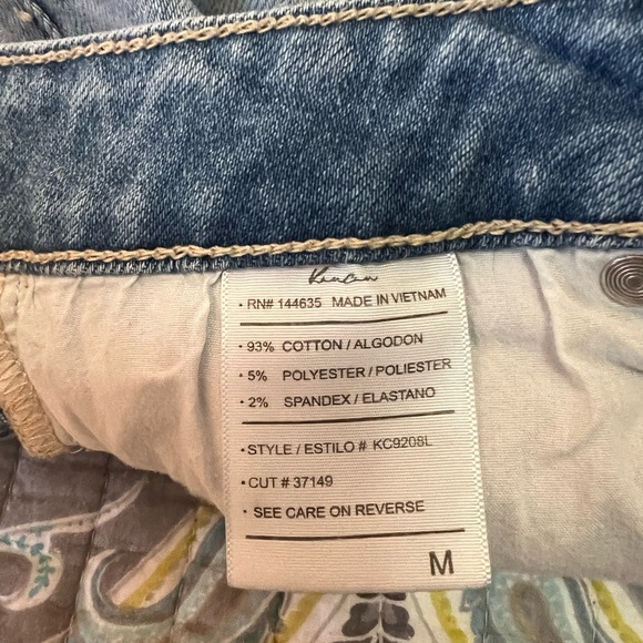 KanCan Light Wash Size Medium Denim Shorts - Picture 6 of 9